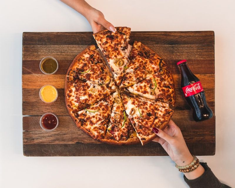 Gedeckter Tisch mit Pizza bei CAZANO
